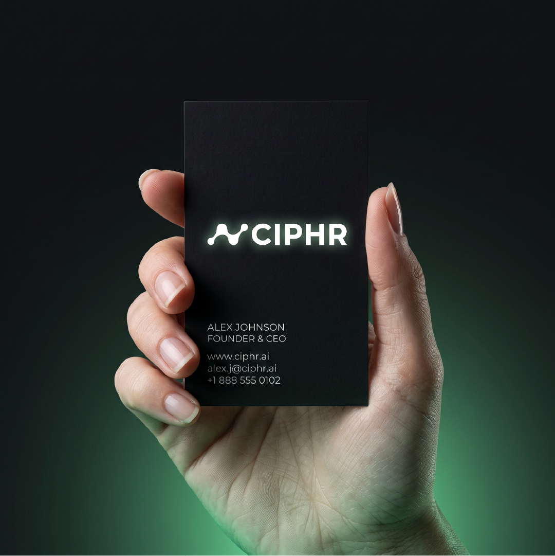 นามบัตร CIPHR สีดำโลโก้เรืองแสงถือในมือ