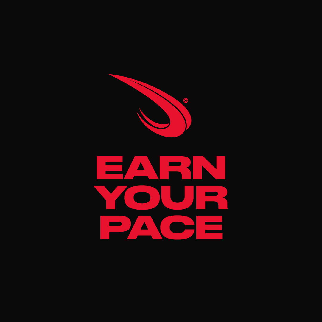 เครื่องหมาย DASH สีแดงและข้อความ Earn Your Pace บนพื้นดำ